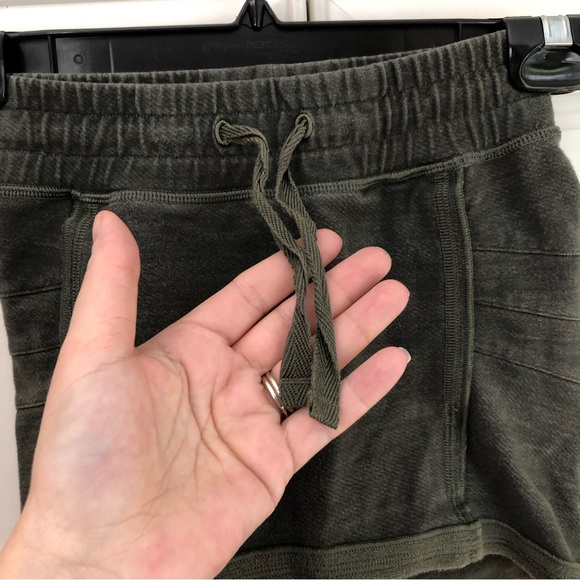 SIZE 6 - Ivivva by Lululemon girls skirt - Picture 2 of 7